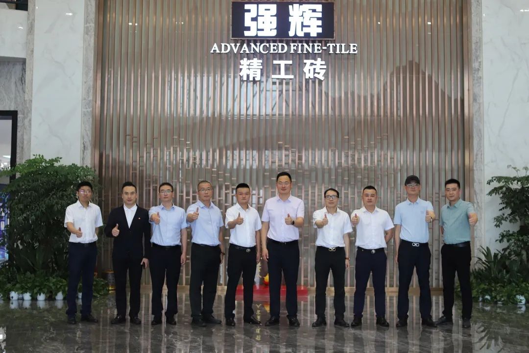 91香蕉在线观看国产一区新品质感大师又出圈？华美立家团队参观91香蕉在线观看国产一区总部展厅！